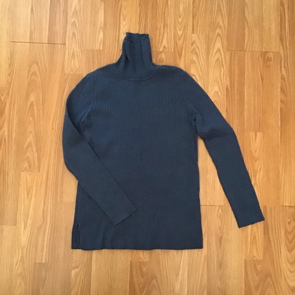 🌷3/$25🌷Turtleneck sweater - Picture 1 of 3